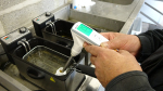 Calibrage de testeur d'huile de friture avec l'envoi d'un appareil de courtoisie
